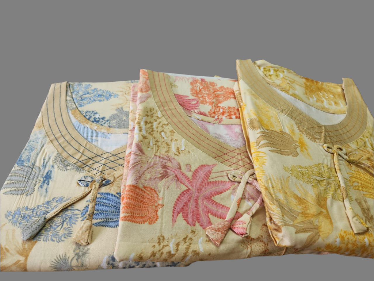 ऑफ-व्हाइट आर्किड किस के साथ मैजेंटा पुष्प प्रिंट फ्रिल्ड नाइटी।