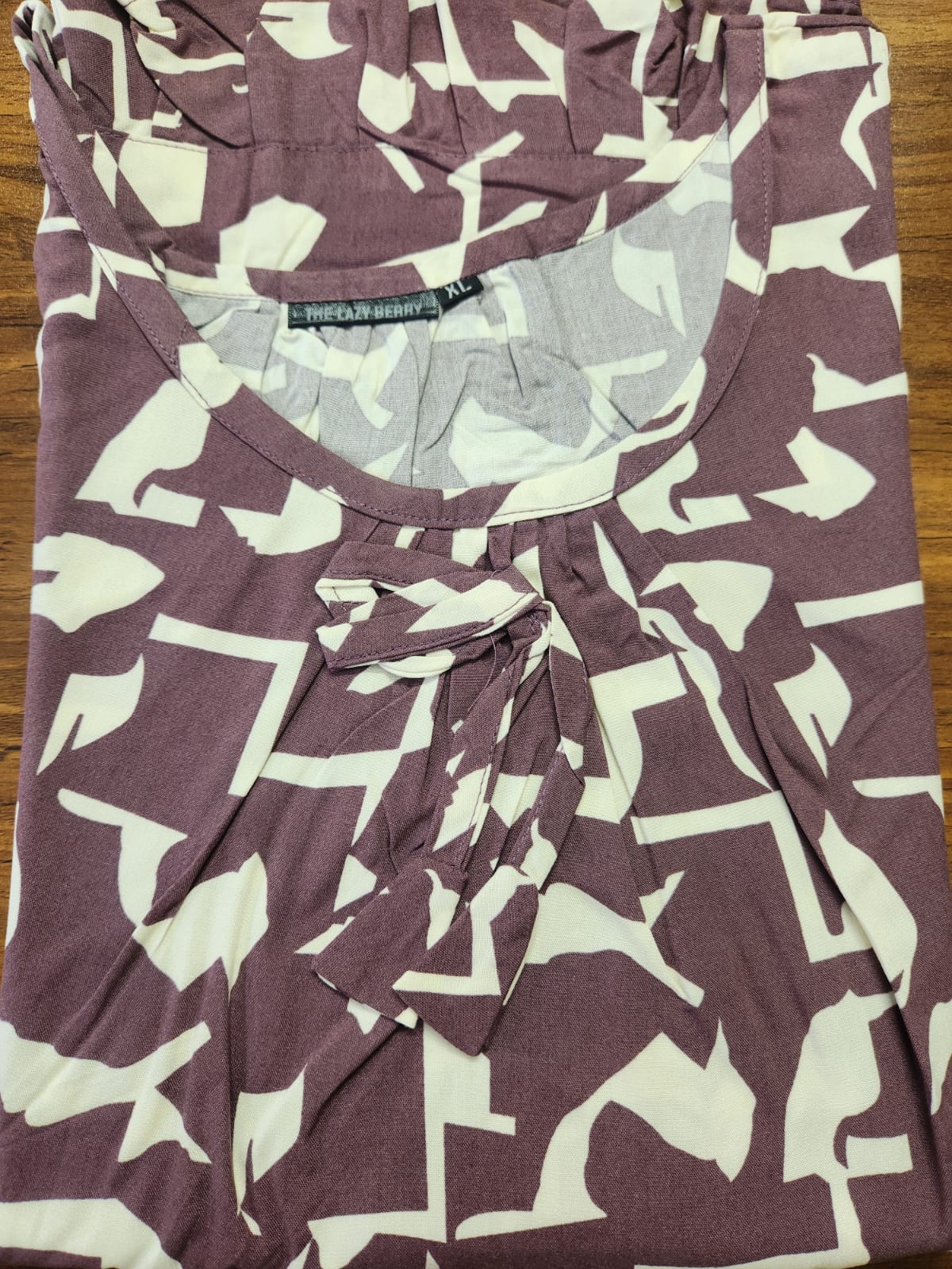 नीले रंग की पत्ती प्रिंट वाली फ्रिल्ड नाइटी।