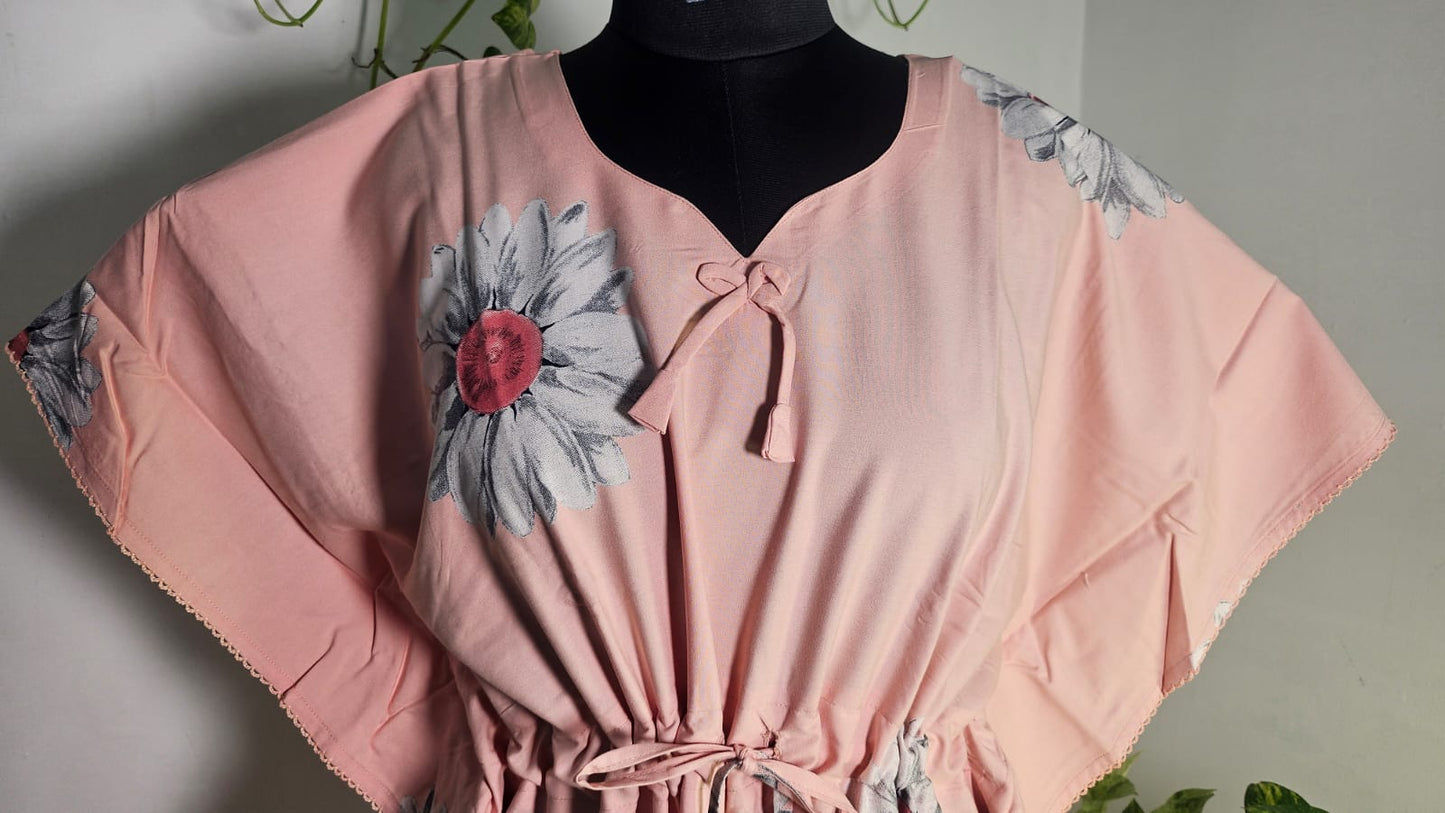 ऑफ-व्हाइट आर्किड किस के साथ मैजेंटा पुष्प प्रिंट फ्रिल्ड नाइटी।