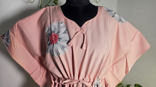 ऑफ-व्हाइट आर्किड किस के साथ मैजेंटा पुष्प प्रिंट फ्रिल्ड नाइटी।