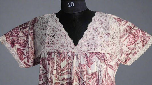 ऑफ-व्हाइट आर्किड किस के साथ मैजेंटा पुष्प प्रिंट फ्रिल्ड नाइटी।