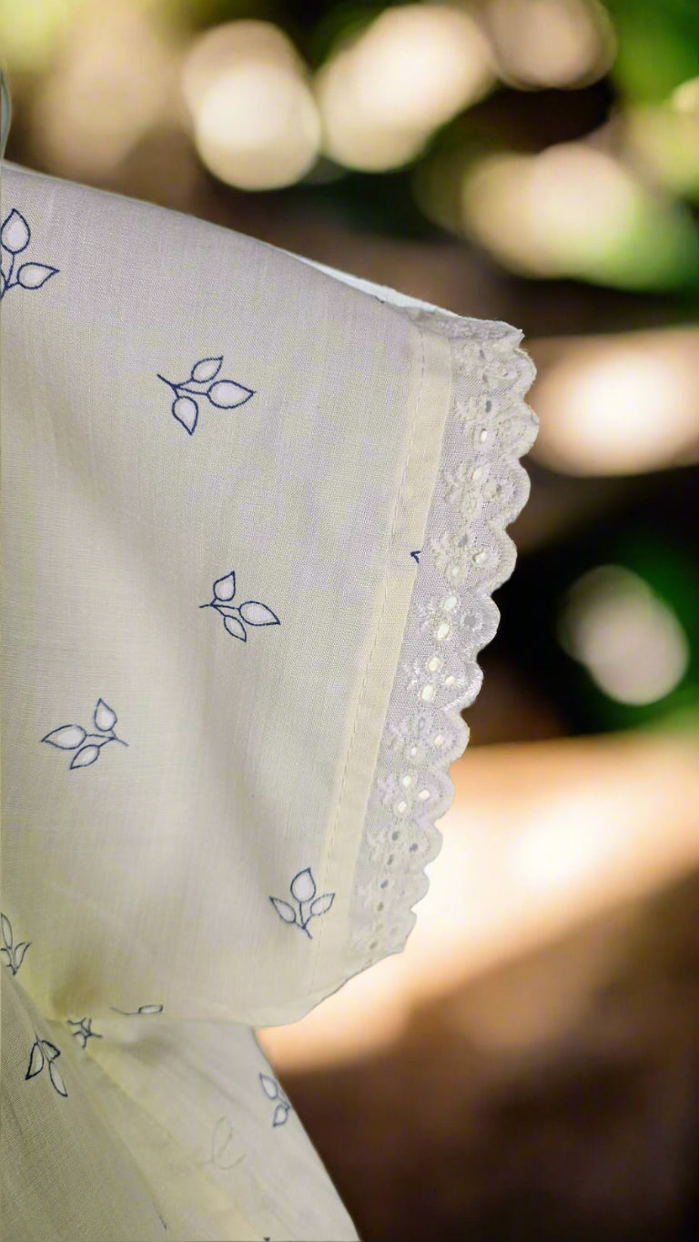 ऑफ-व्हाइट आर्किड किस के साथ मैजेंटा पुष्प प्रिंट फ्रिल्ड नाइटी।