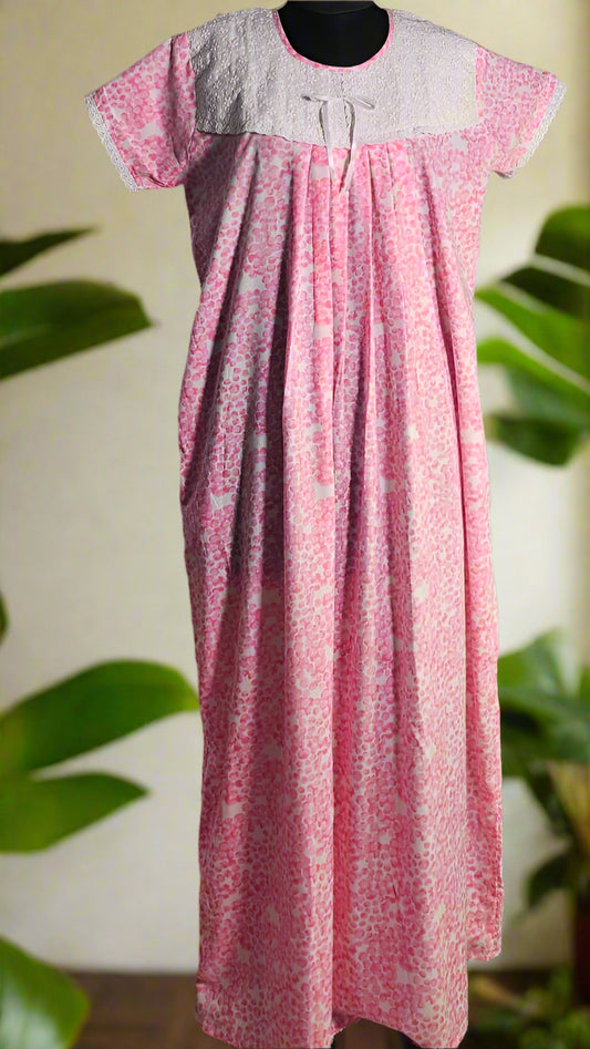 ऑफ-व्हाइट आर्किड किस के साथ मैजेंटा पुष्प प्रिंट फ्रिल्ड नाइटी।