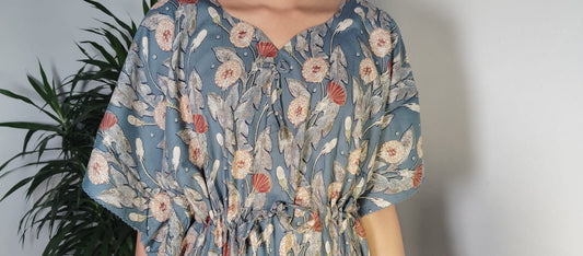 ऑफ-व्हाइट आर्किड किस के साथ मैजेंटा पुष्प प्रिंट फ्रिल्ड नाइटी।