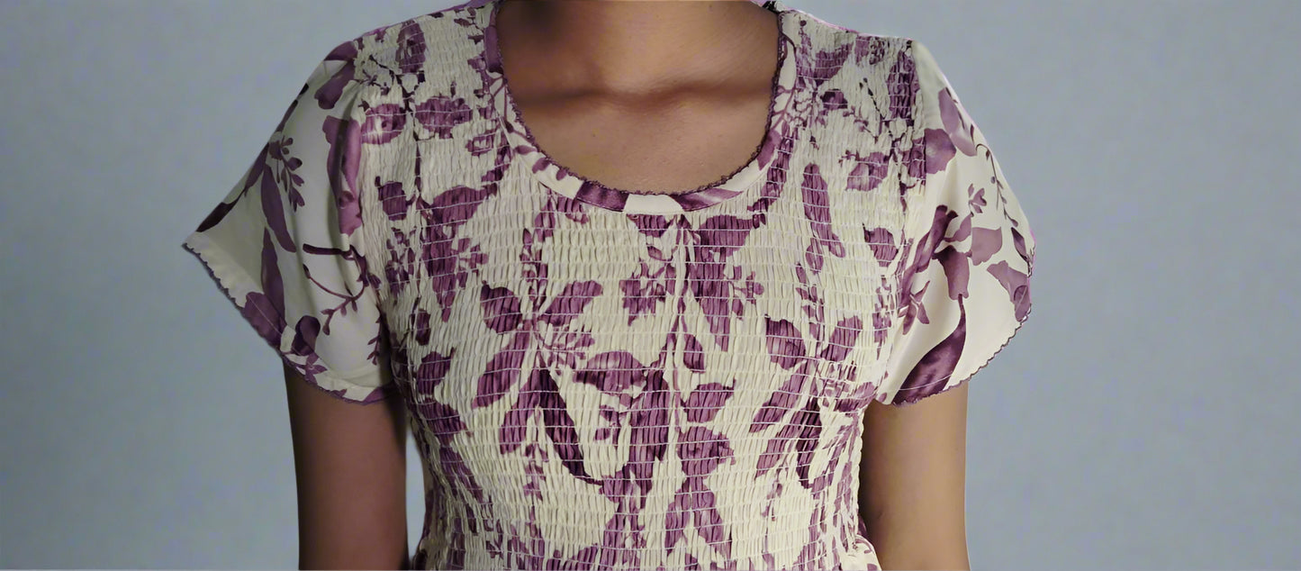 ऑफ-व्हाइट आर्किड किस के साथ मैजेंटा पुष्प प्रिंट फ्रिल्ड नाइटी।