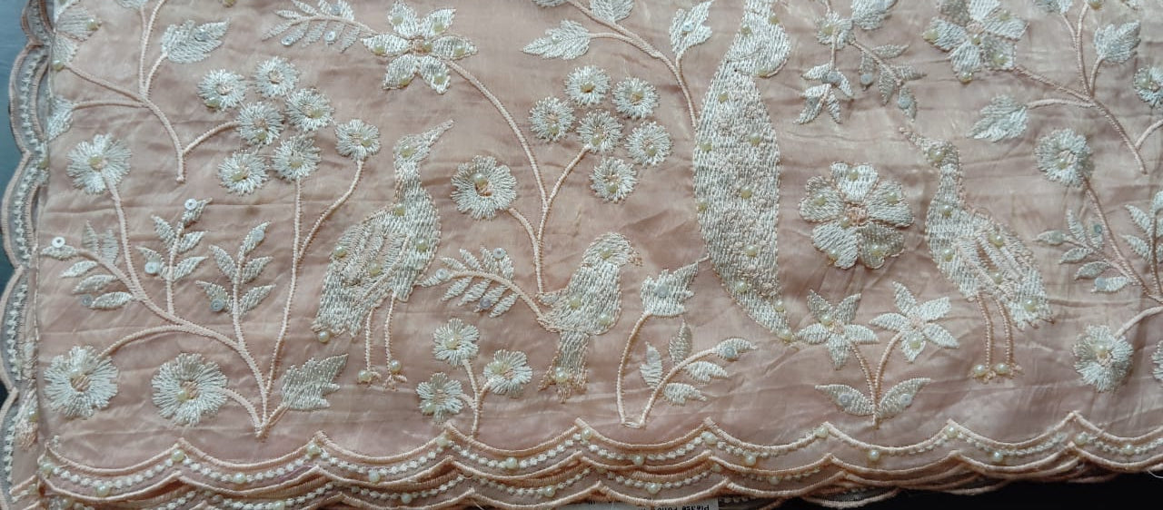 ऑफ-व्हाइट आर्किड किस के साथ मैजेंटा पुष्प प्रिंट फ्रिल्ड नाइटी।