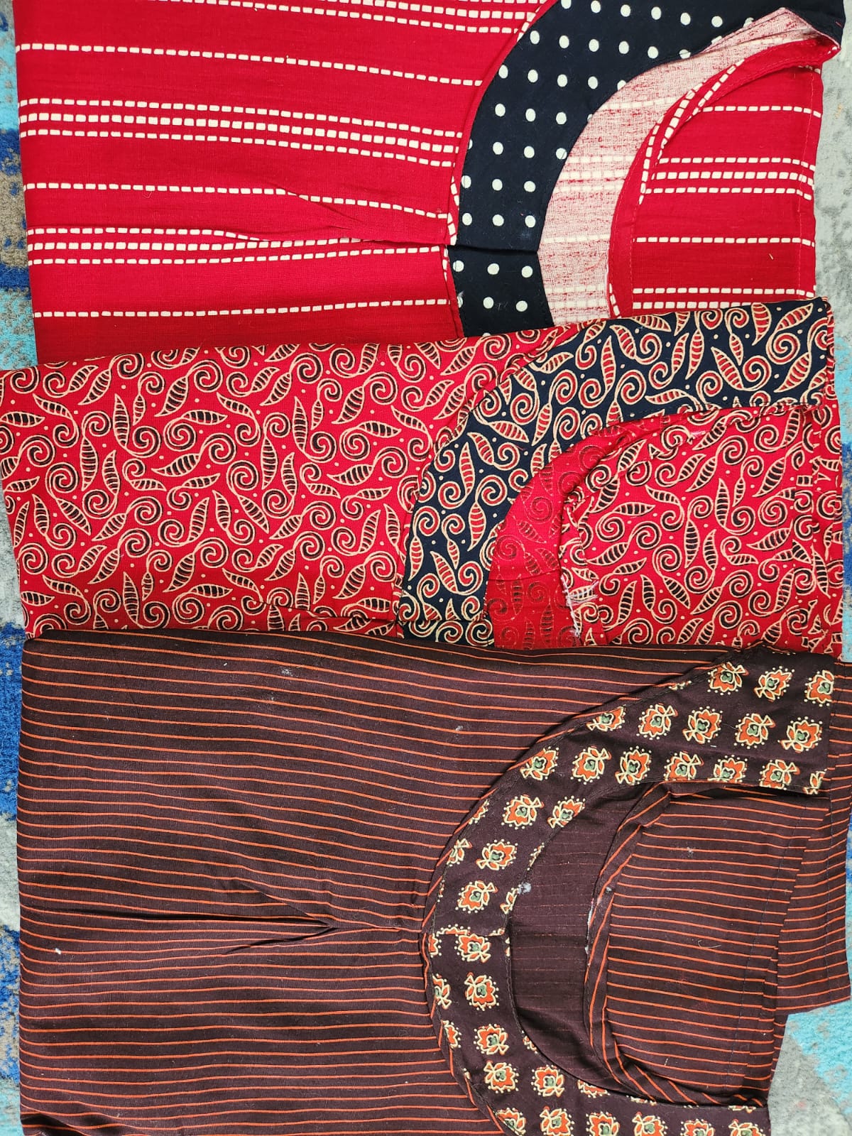 ऑफ-व्हाइट आर्किड किस के साथ मैजेंटा पुष्प प्रिंट फ्रिल्ड नाइटी।