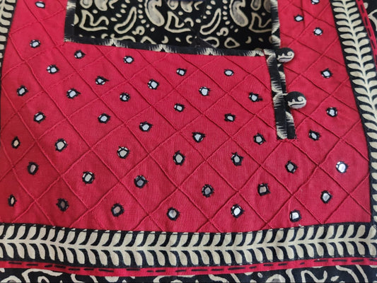 ऑफ-व्हाइट आर्किड किस के साथ मैजेंटा पुष्प प्रिंट फ्रिल्ड नाइटी।