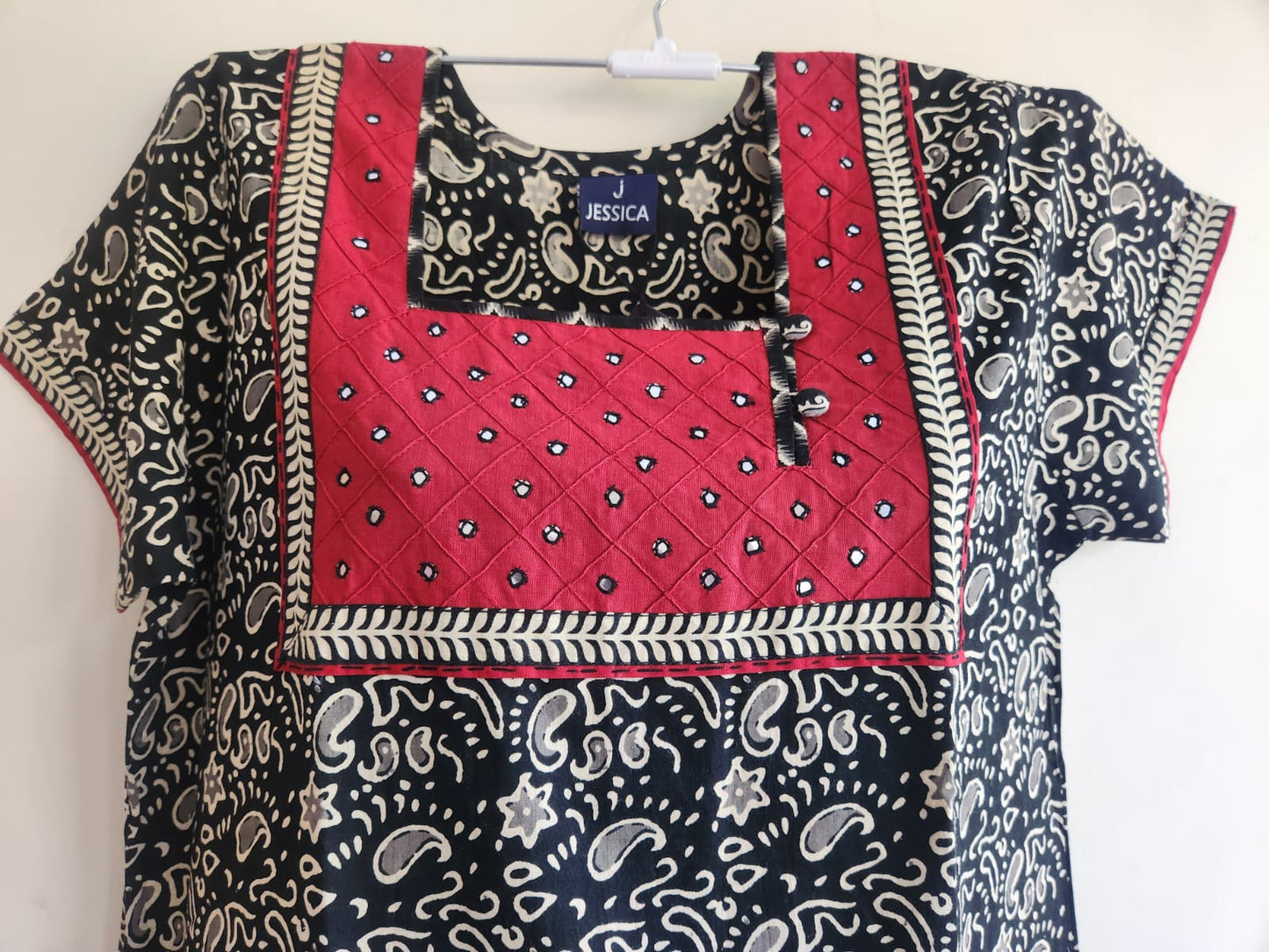 ऑफ-व्हाइट आर्किड किस के साथ मैजेंटा पुष्प प्रिंट फ्रिल्ड नाइटी।