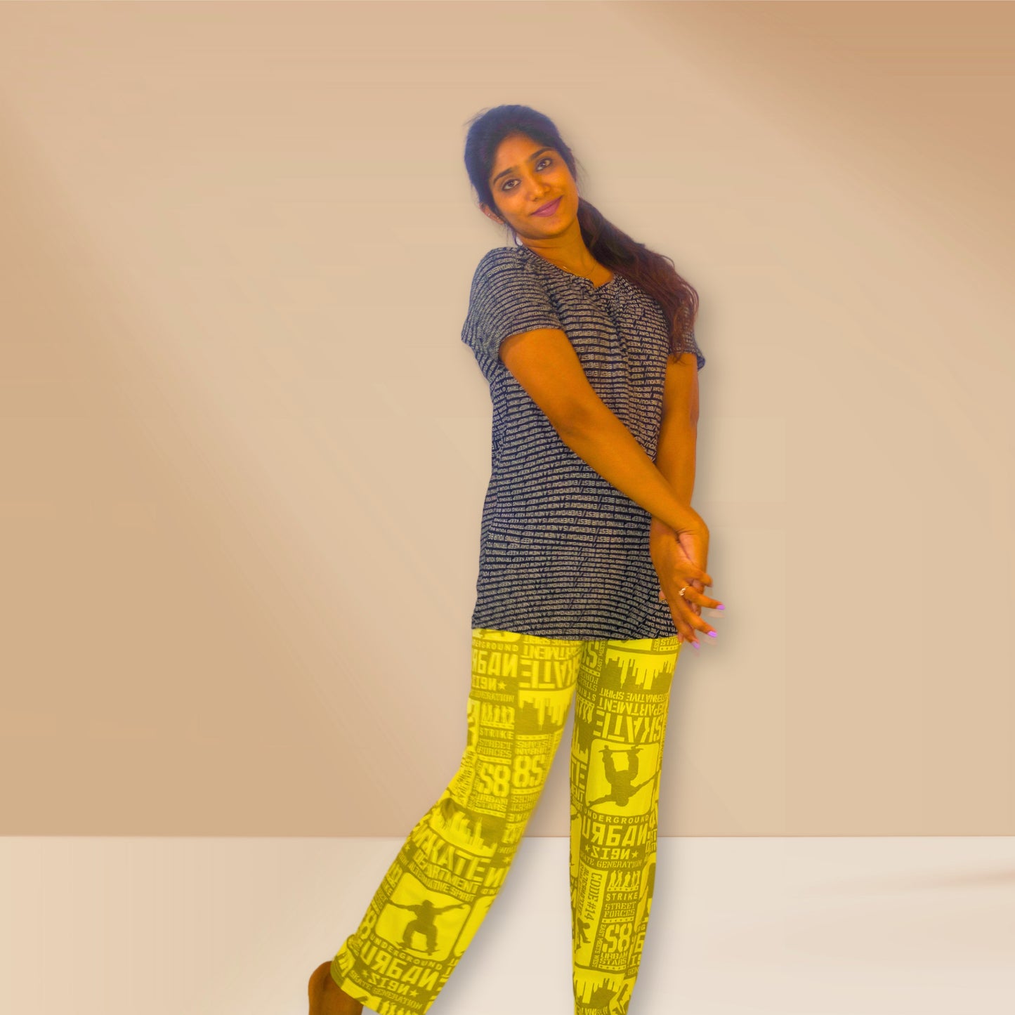 काले रंग के साथ फ्लैक्स पीला, टेक्स्ट और ग्राफिक्स प्रिंट के साथ एम एंड एम नाइट ड्रेस (कॉपी)