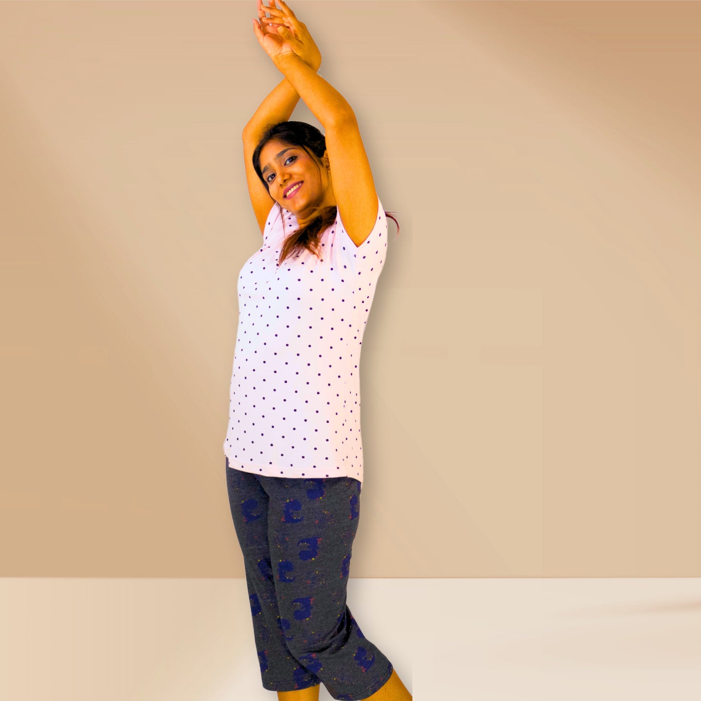 काले डॉट्स और गहरे भूरे रंग के साथ हल्के गुलाबी रंग की M&amp;M नाइट ड्रेस