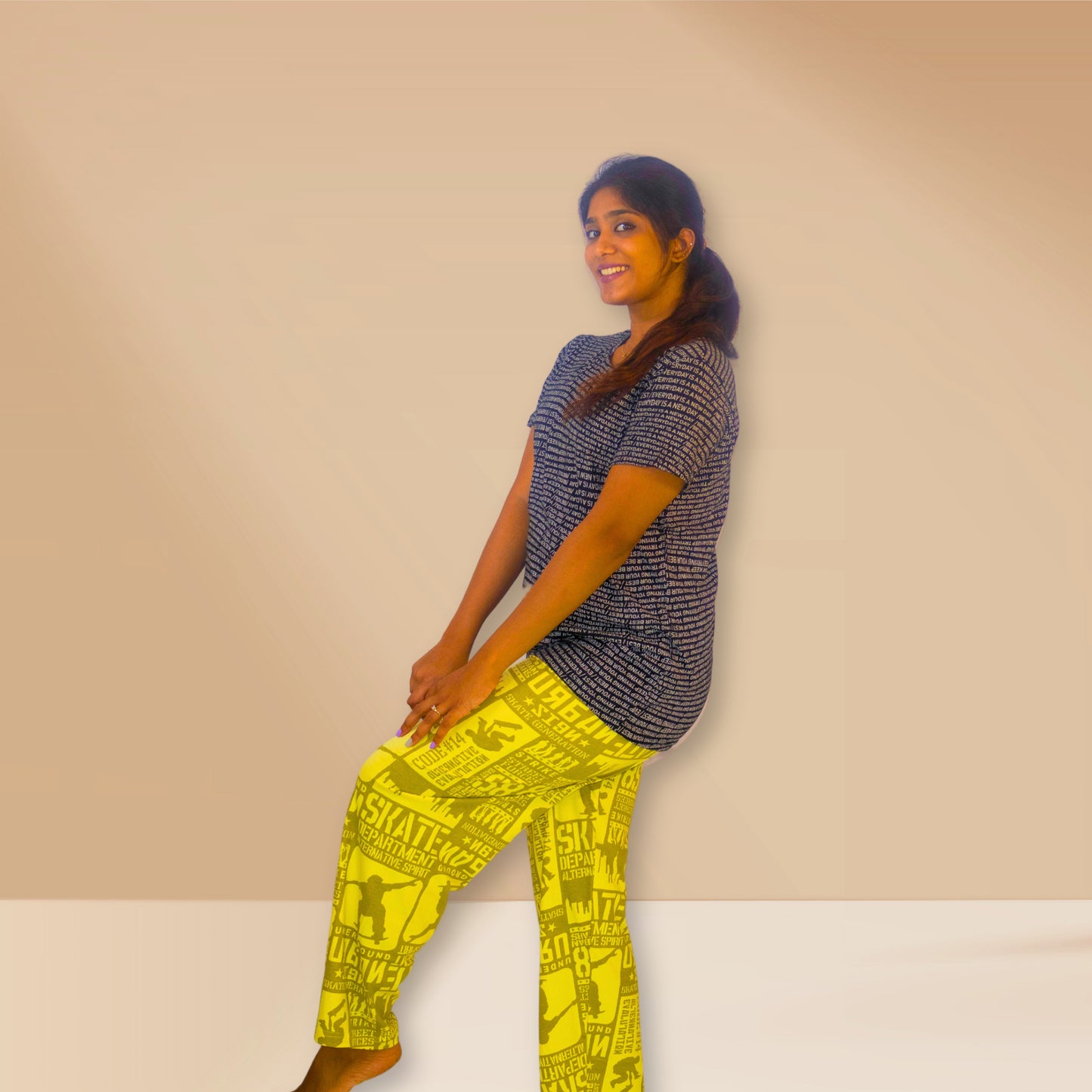 काले रंग के साथ फ्लैक्स पीला, टेक्स्ट और ग्राफिक्स प्रिंट के साथ एम एंड एम नाइट ड्रेस (कॉपी)