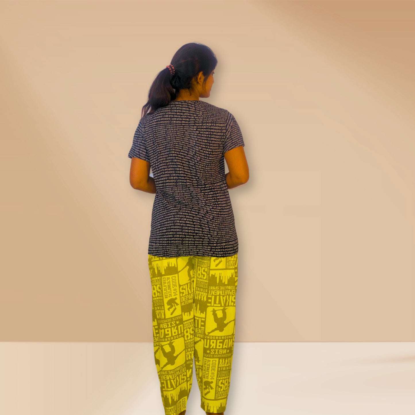 काले रंग के साथ फ्लैक्स पीला, टेक्स्ट और ग्राफिक्स प्रिंट के साथ एम एंड एम नाइट ड्रेस (कॉपी)