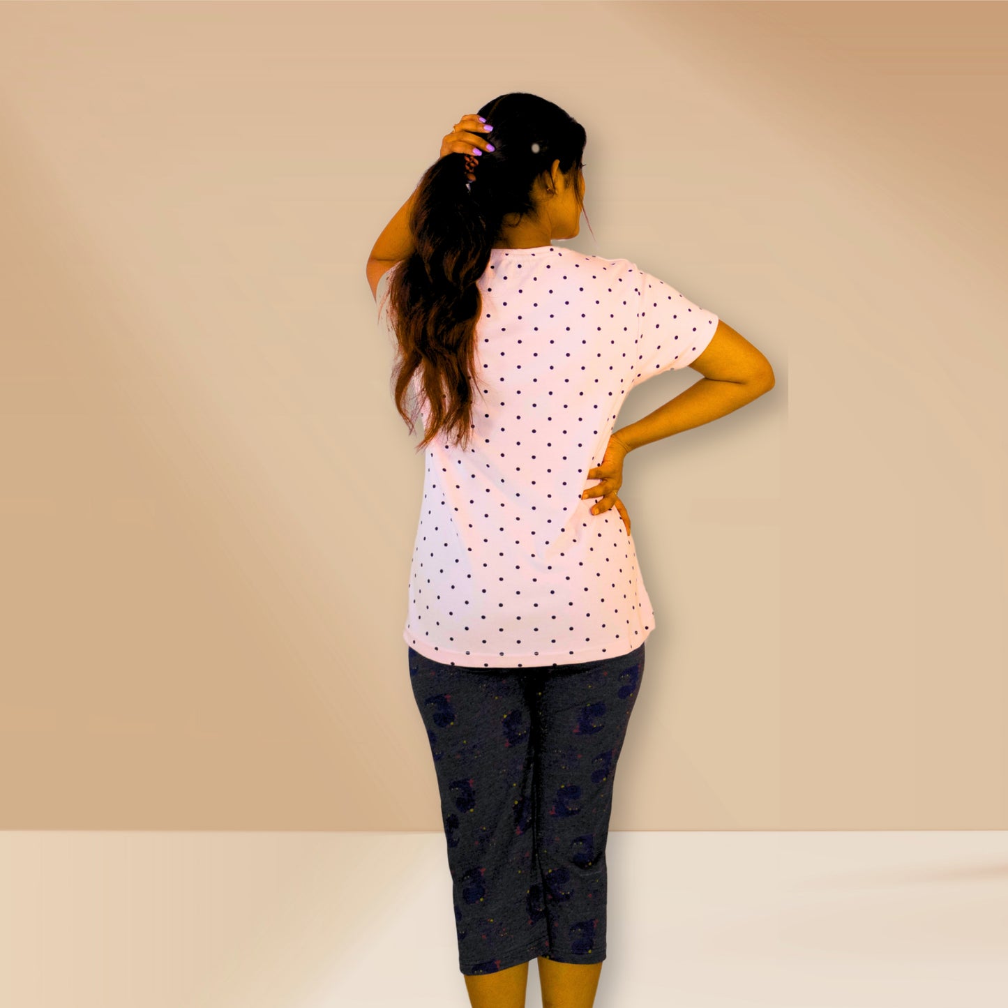 काले डॉट्स और गहरे भूरे रंग के साथ हल्के गुलाबी रंग की M&amp;M नाइट ड्रेस