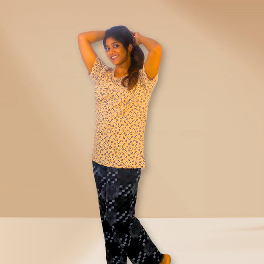 केलिको बेज रंग और काले रंग के साथ तेंदुए और चौकोर प्रिंट।