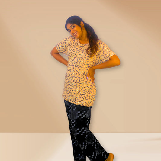 केलिको बेज रंग और काले रंग के साथ तेंदुए और चौकोर प्रिंट।