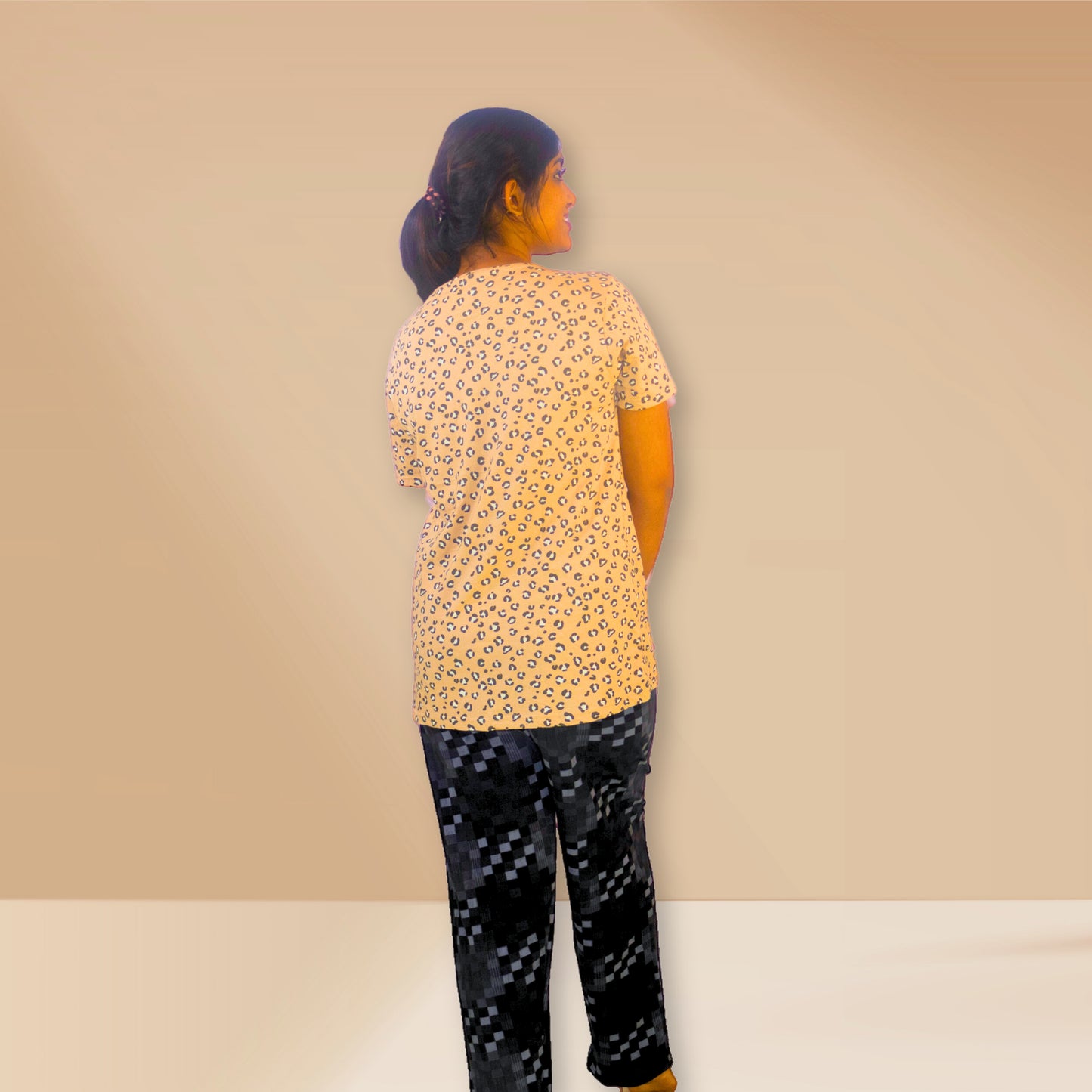 केलिको बेज रंग और काले रंग के साथ तेंदुए और चौकोर प्रिंट।