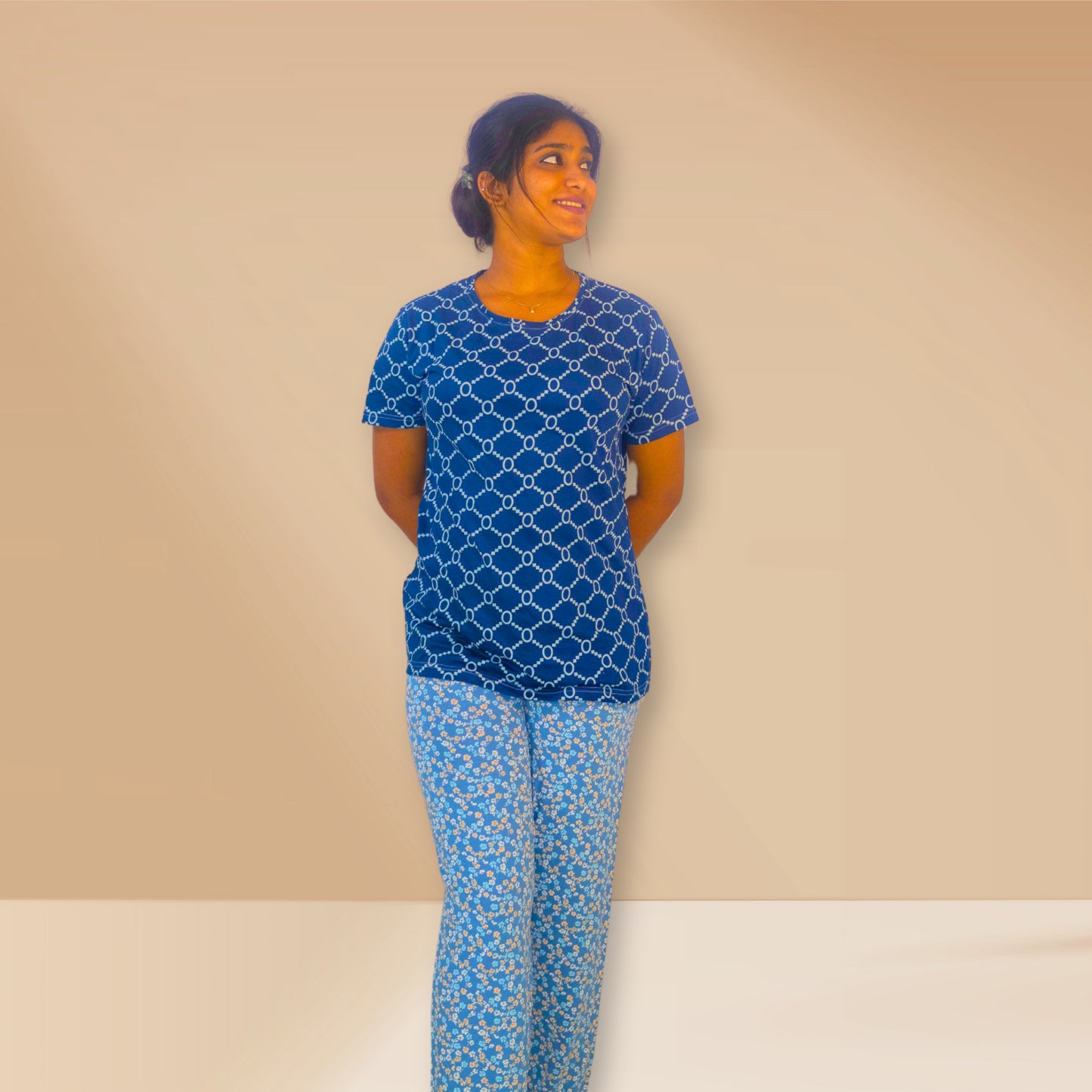 पोलो पर नीला, ज्यामितीय और पुष्प प्रिंट के साथ नीला, एम एंड एम प्रिंट