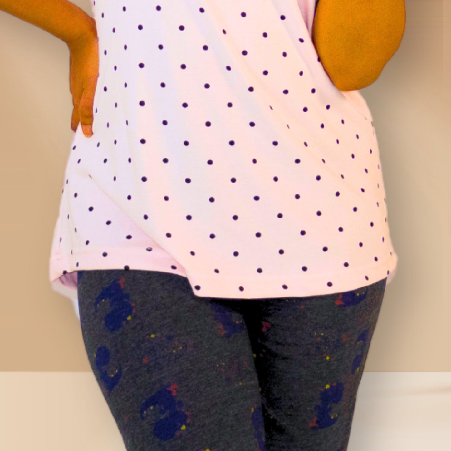 काले डॉट्स और गहरे भूरे रंग के साथ हल्के गुलाबी रंग की M&amp;M नाइट ड्रेस