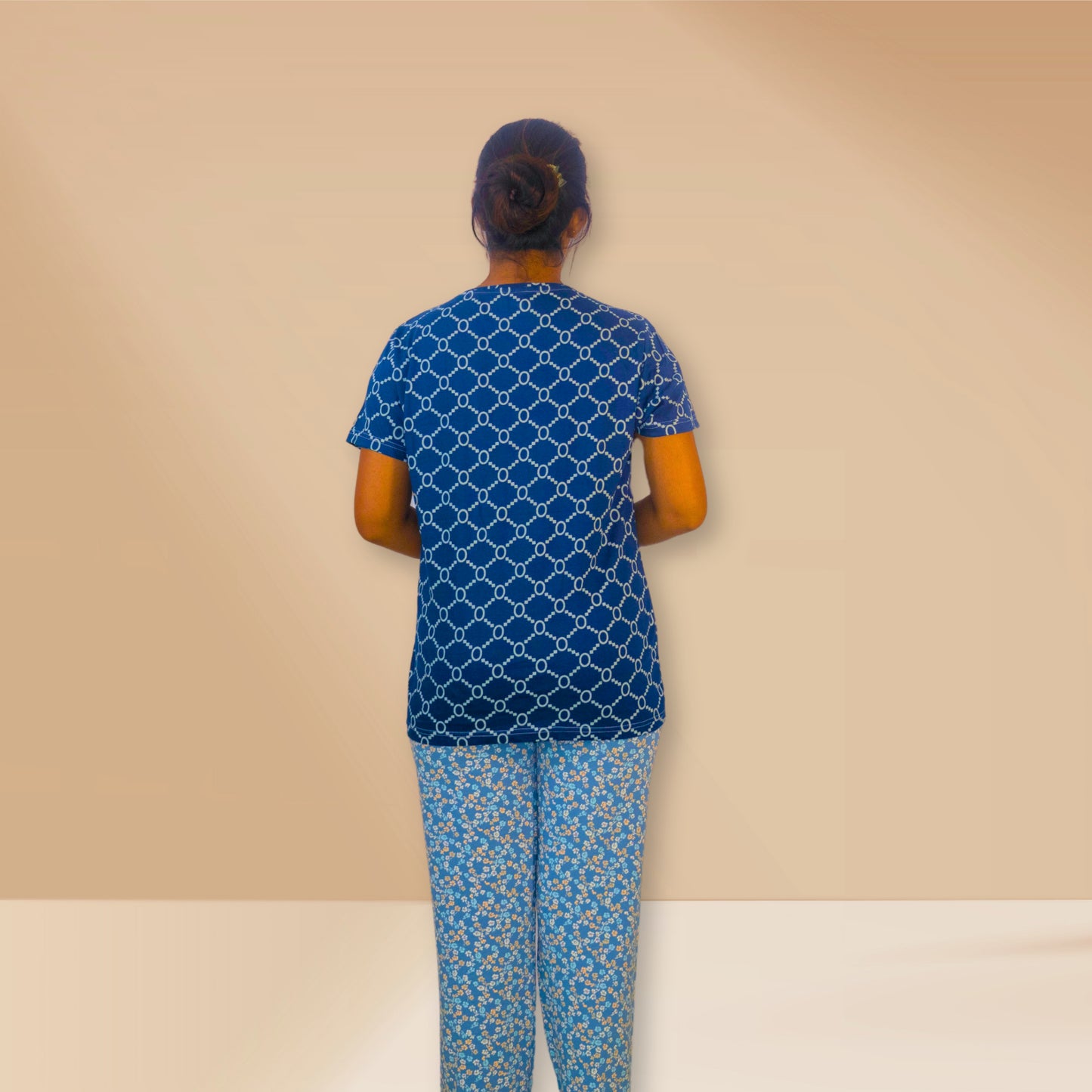 पोलो पर नीला, ज्यामितीय और पुष्प प्रिंट के साथ नीला, एम एंड एम प्रिंट