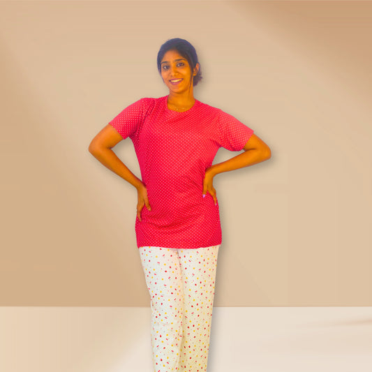 लाल और ऑफ-व्हाइट पोल्का डॉट्स और फलों के प्रिंट के साथ M&amp;M नाइट ड्रेस