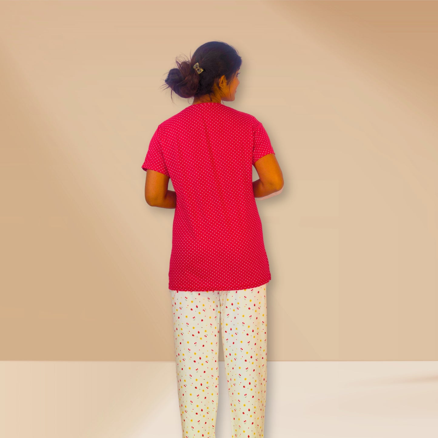 लाल और ऑफ-व्हाइट पोल्का डॉट्स और फलों के प्रिंट के साथ M&amp;M नाइट ड्रेस