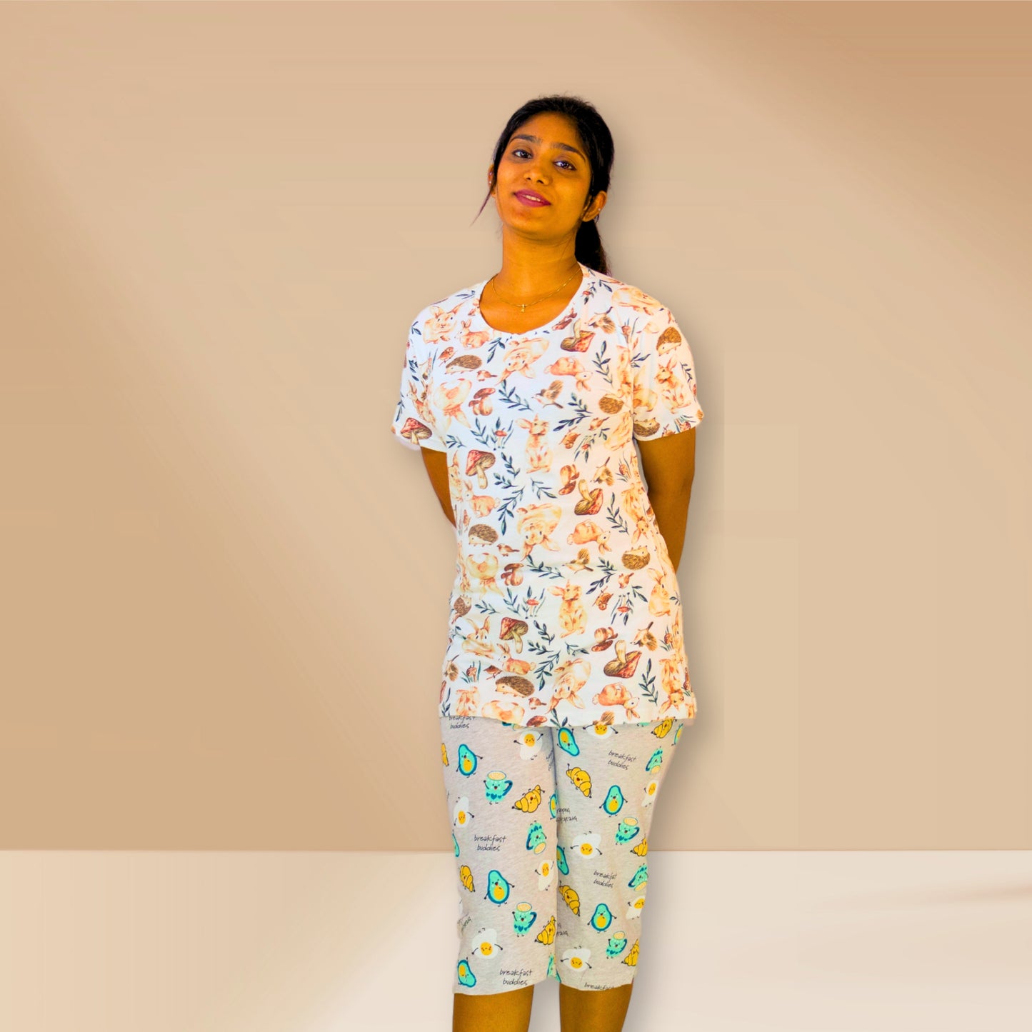 अमूर्त प्रिंट और ग्रे एम एंड एम नाइट ड्रेस के साथ ऑफ-व्हाइट