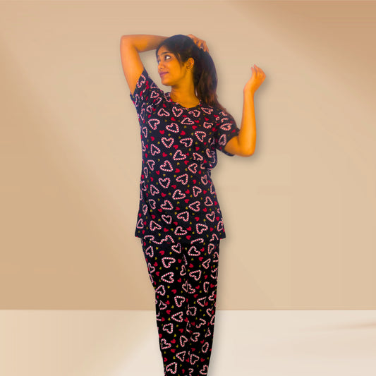 दिल के प्रिंट के साथ काले को-ऑर्ड्स