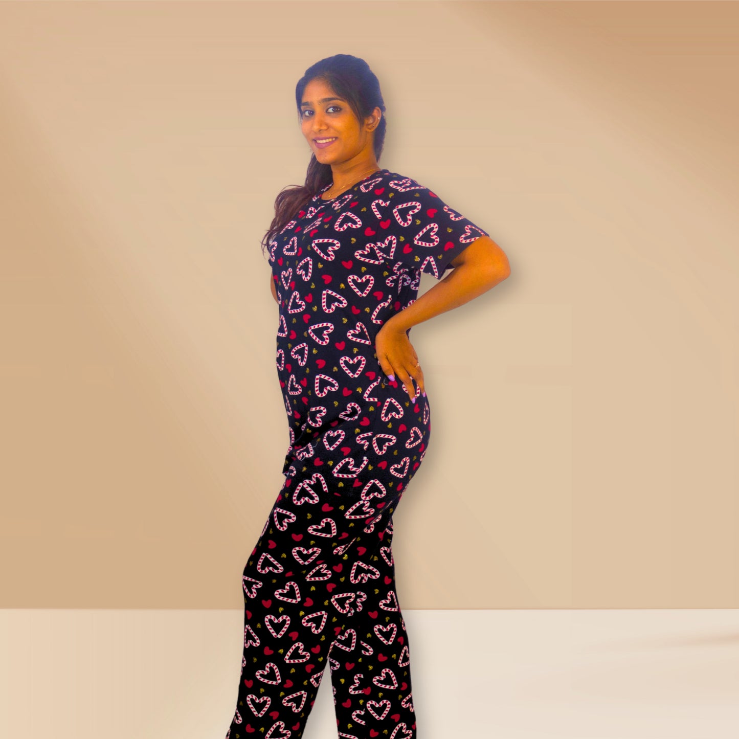 दिल के प्रिंट के साथ काले को-ऑर्ड्स