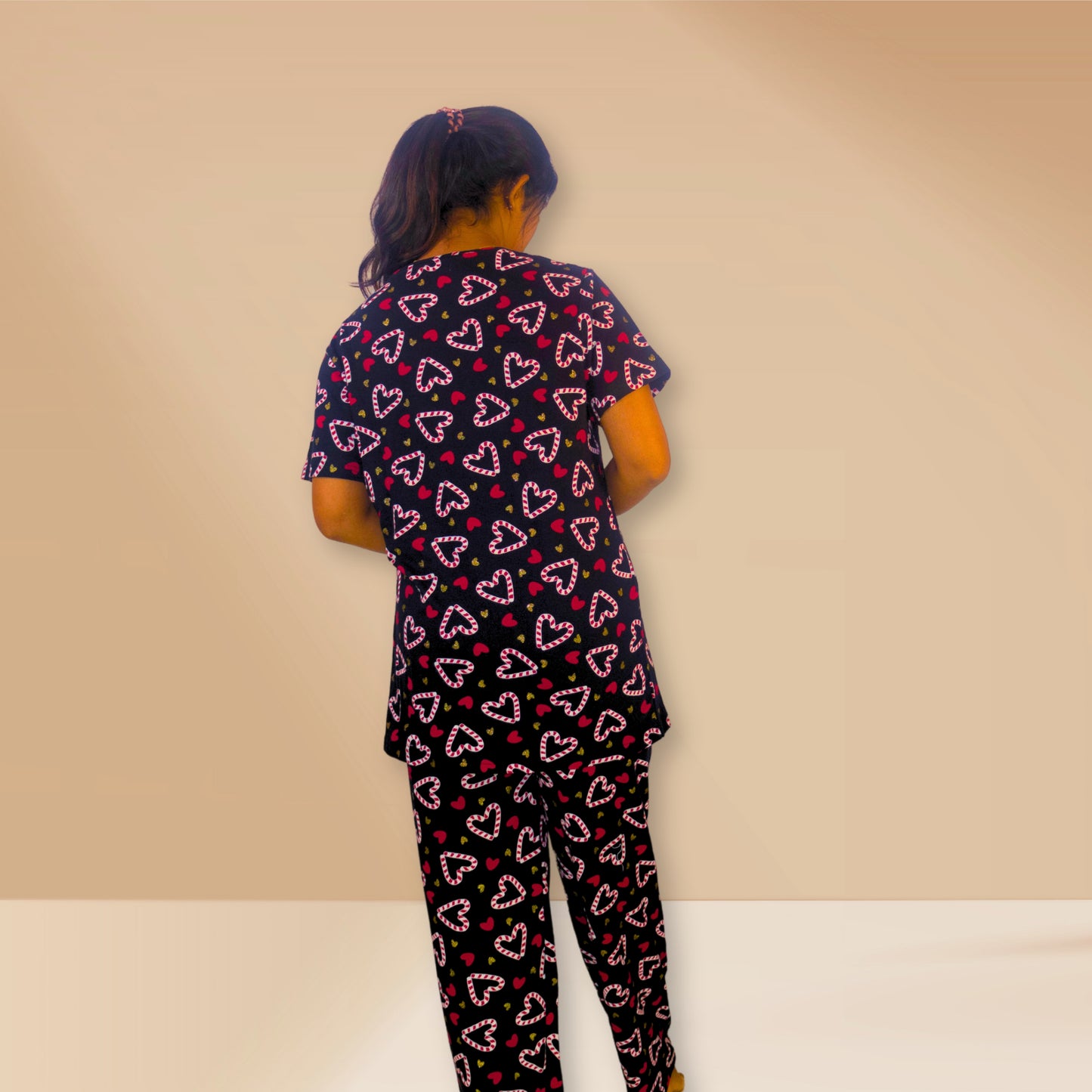 दिल के प्रिंट के साथ काले को-ऑर्ड्स