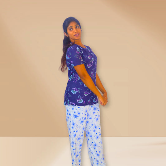 नीले और हल्के भूरे रंग की पुष्प और अमूर्त प्रिंट वाली M&amp;M नाइट ड्रेस