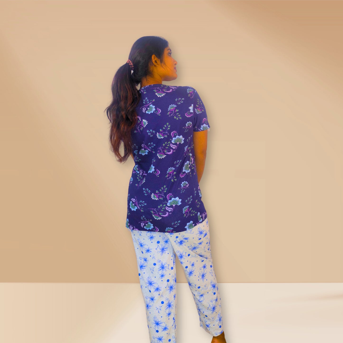 नीले और हल्के भूरे रंग की पुष्प और अमूर्त प्रिंट वाली M&amp;M नाइट ड्रेस