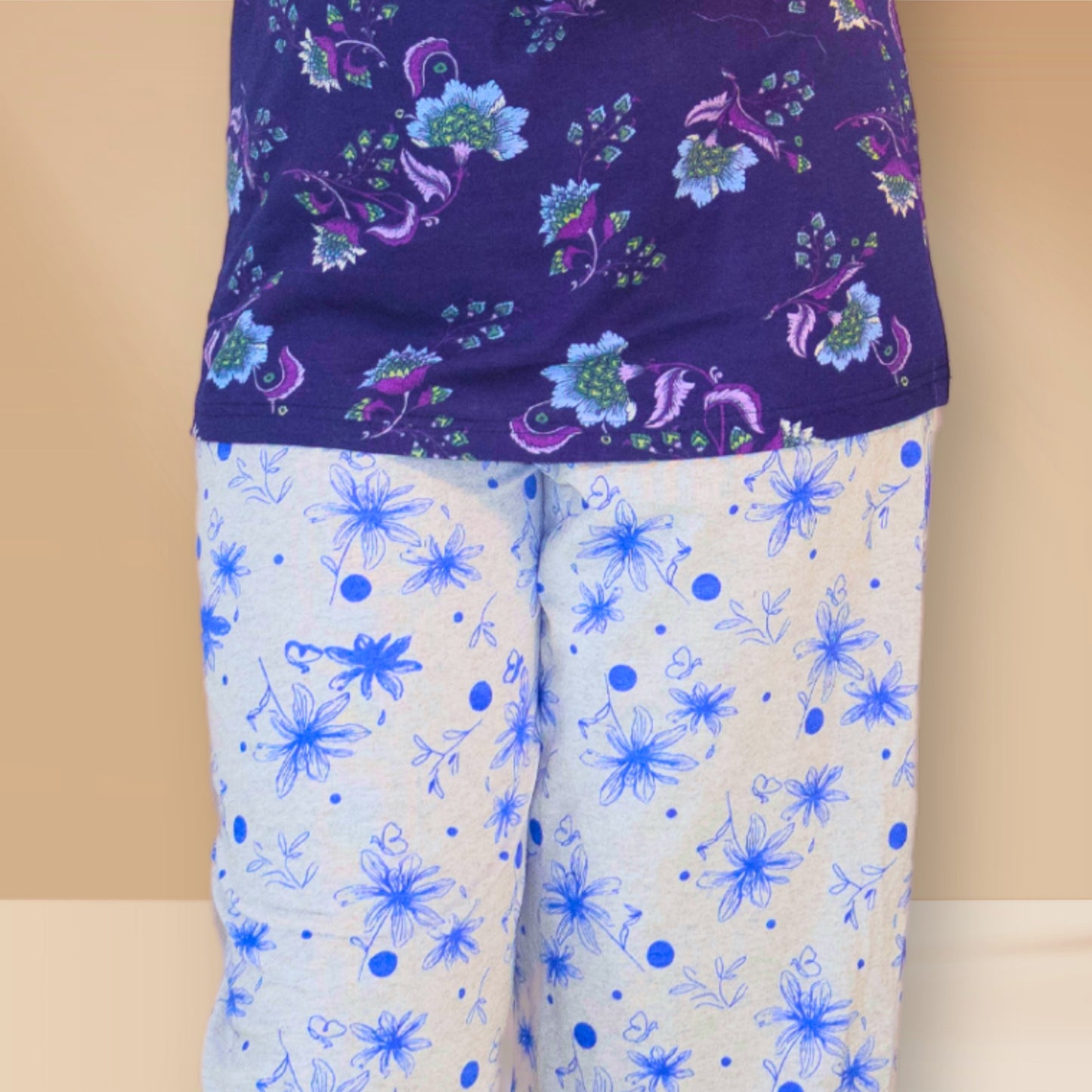 नीले और हल्के भूरे रंग की पुष्प और अमूर्त प्रिंट वाली M&amp;M नाइट ड्रेस