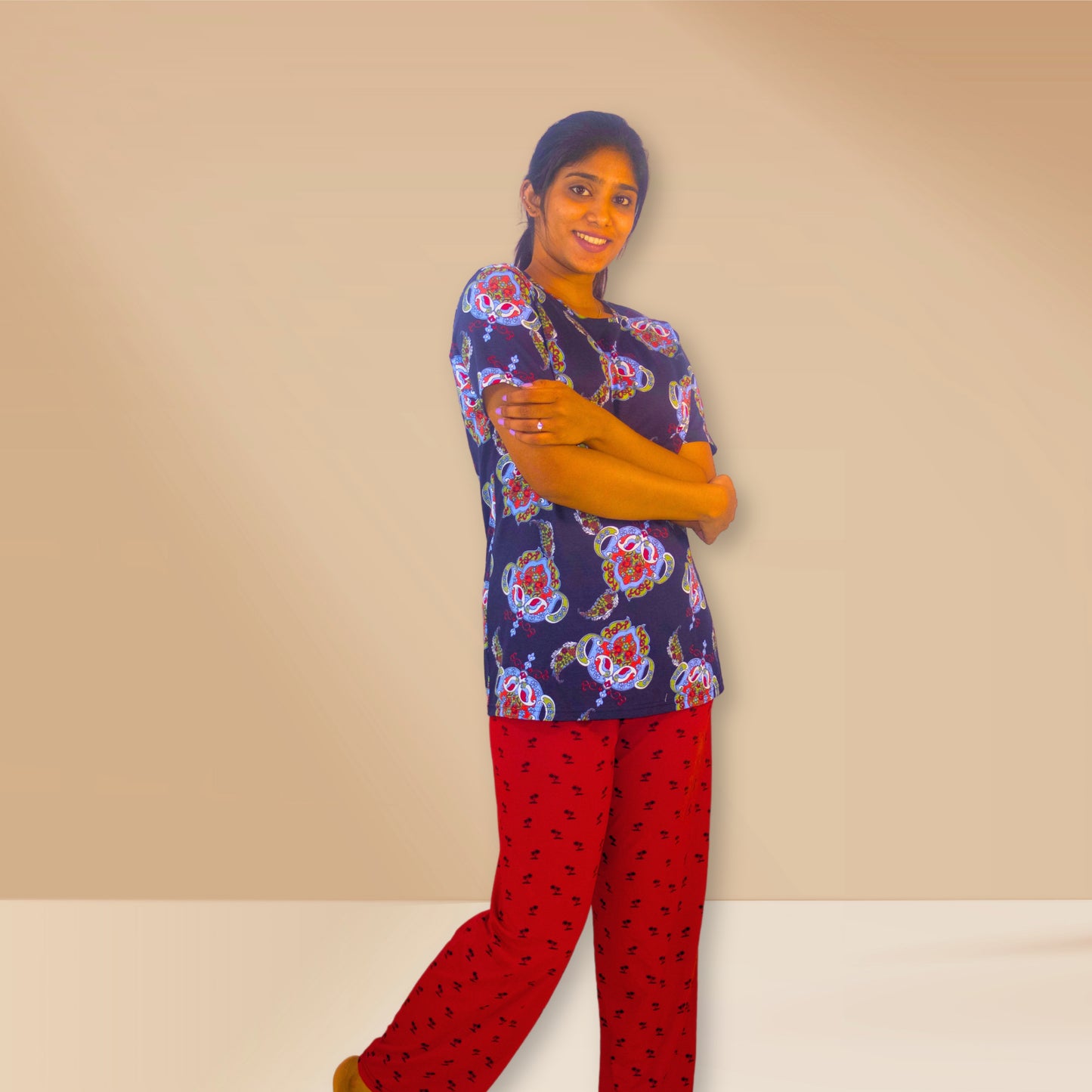 नीला और लाल, अमूर्त प्रिंट के साथ।