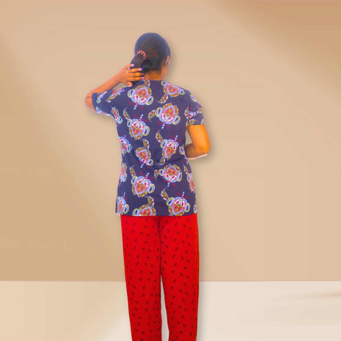 नीला और लाल, अमूर्त प्रिंट के साथ।