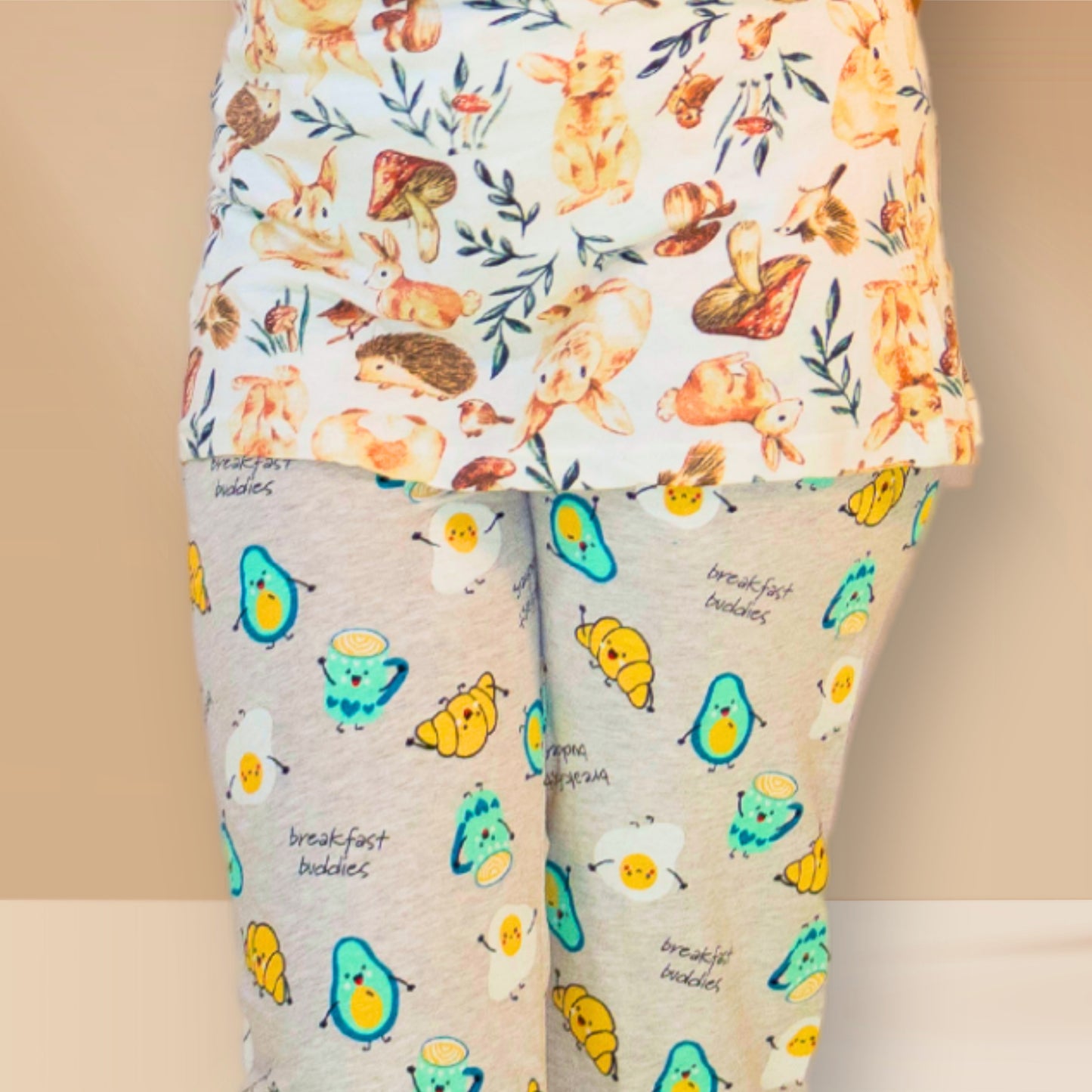 अमूर्त प्रिंट और ग्रे एम एंड एम नाइट ड्रेस के साथ ऑफ-व्हाइट