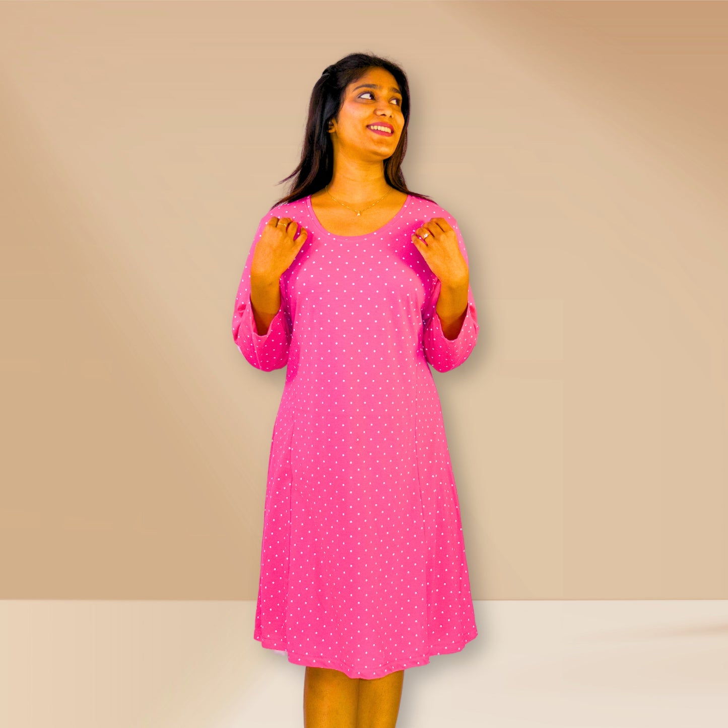पोल्का डॉट्स वाली गुलाबी नाइटी