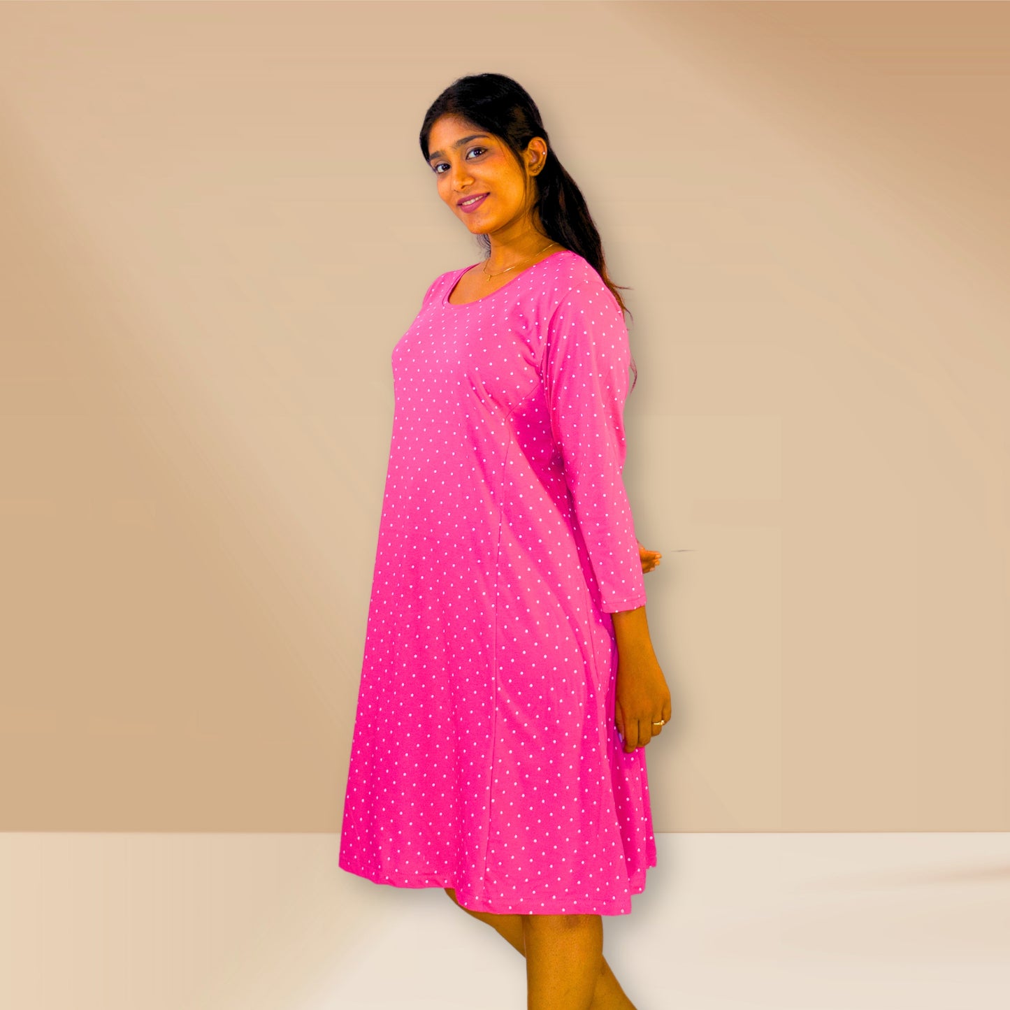 पोल्का डॉट्स वाली गुलाबी नाइटी