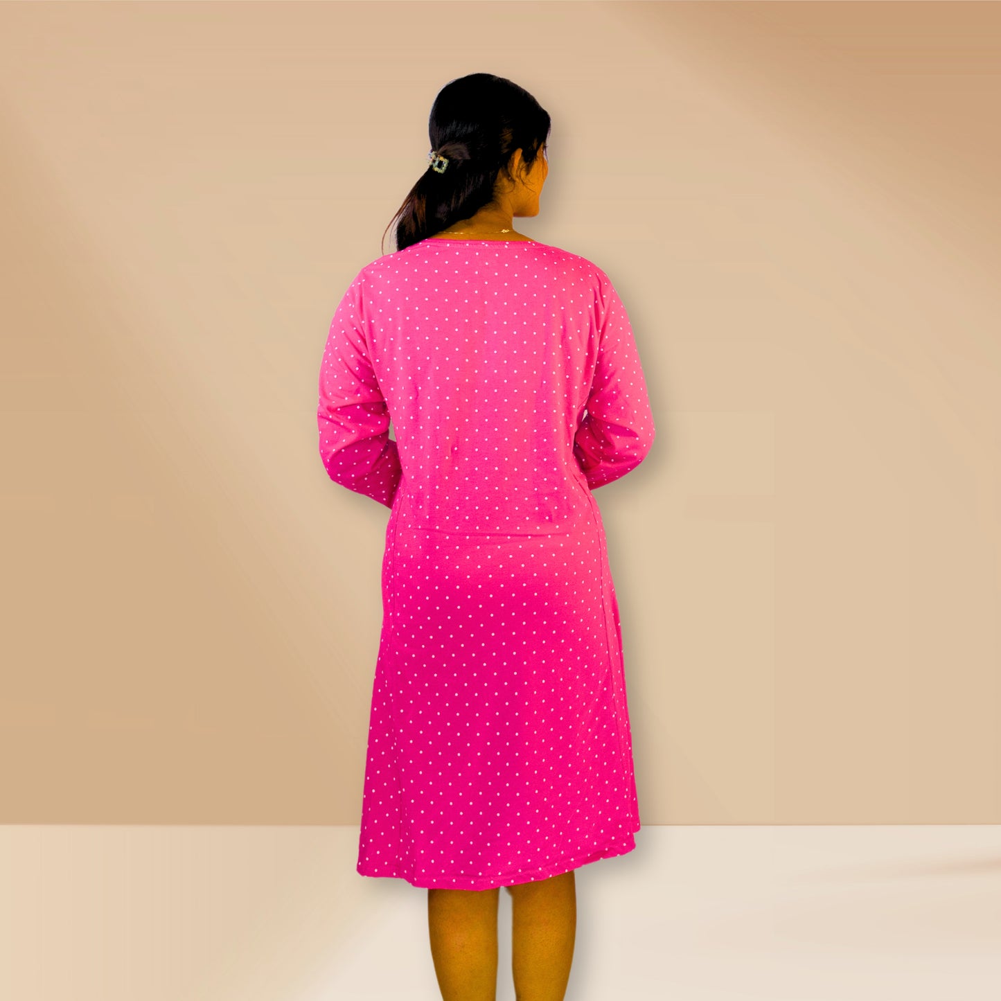 पोल्का डॉट्स वाली गुलाबी नाइटी