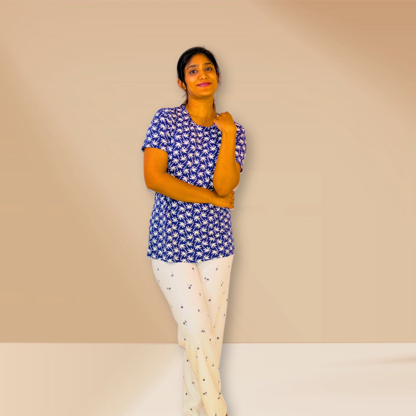 नारियल ग्राफिक्स के साथ गहरे नीले रंग और ऑफ-व्हाइट एम एंड एम नाइट ड्रेस