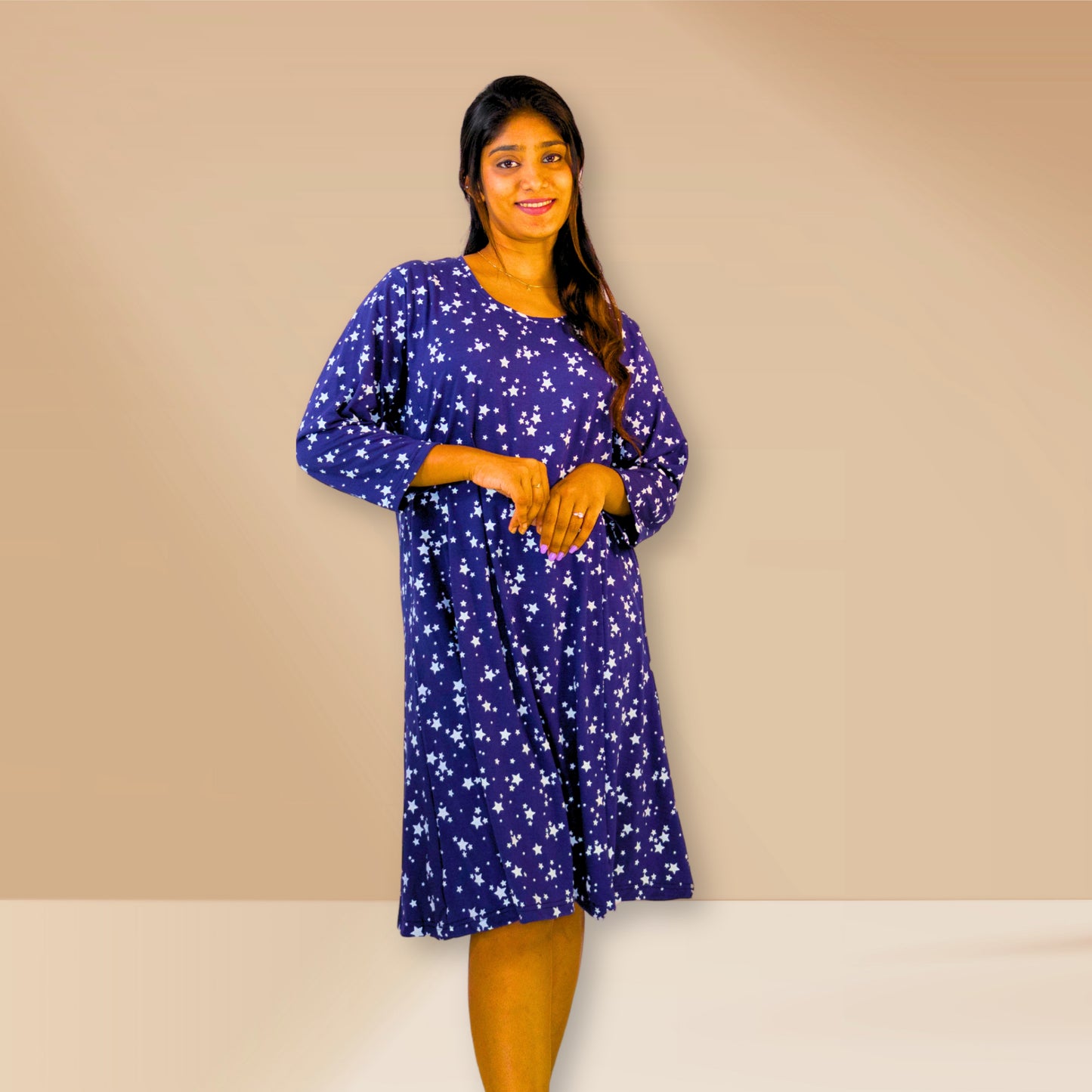 नीले रंग की स्टार प्रिंट वाली नाइटी।