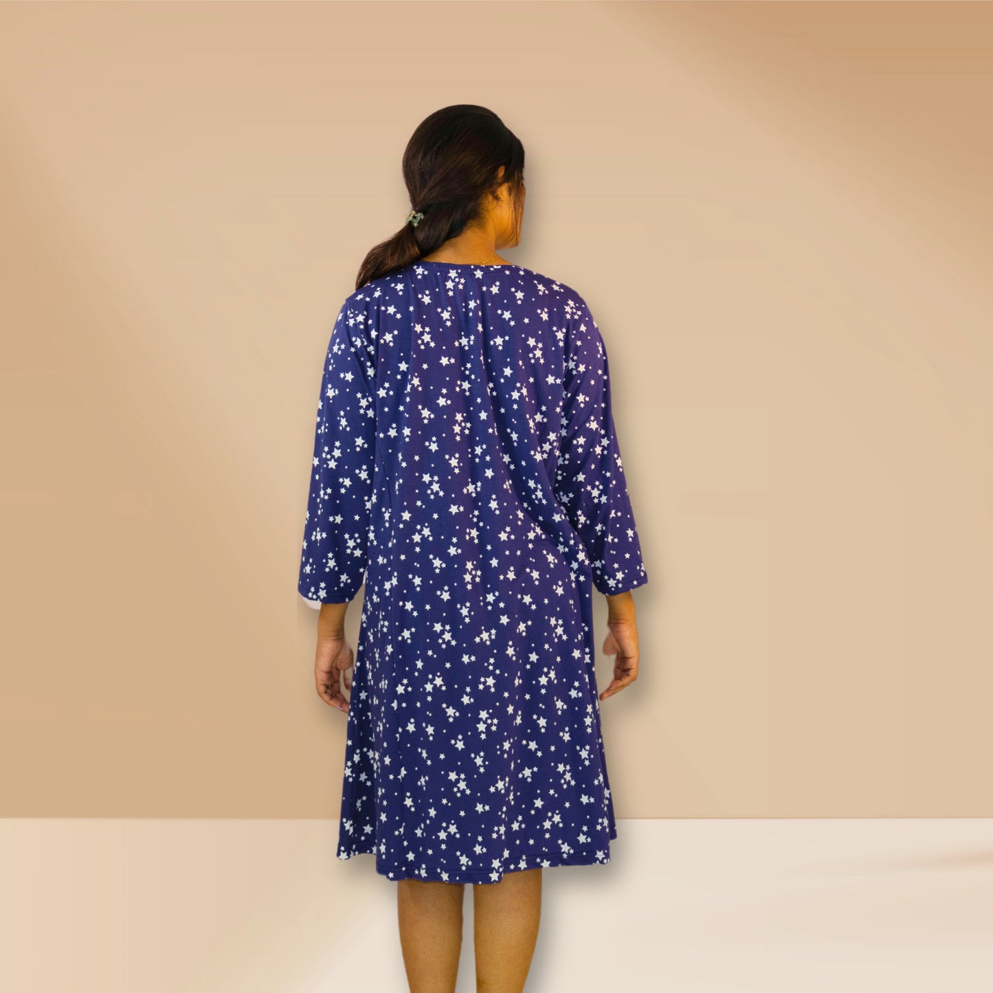 नीले रंग की स्टार प्रिंट वाली नाइटी।