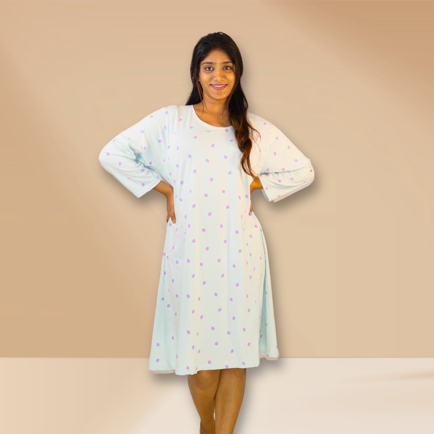 स्ट्रॉबेरी प्रिंट के साथ समुद्री हवा नीला नाइटी