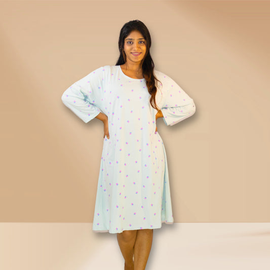 स्ट्रॉबेरी प्रिंट के साथ समुद्री हवा नीला नाइटी