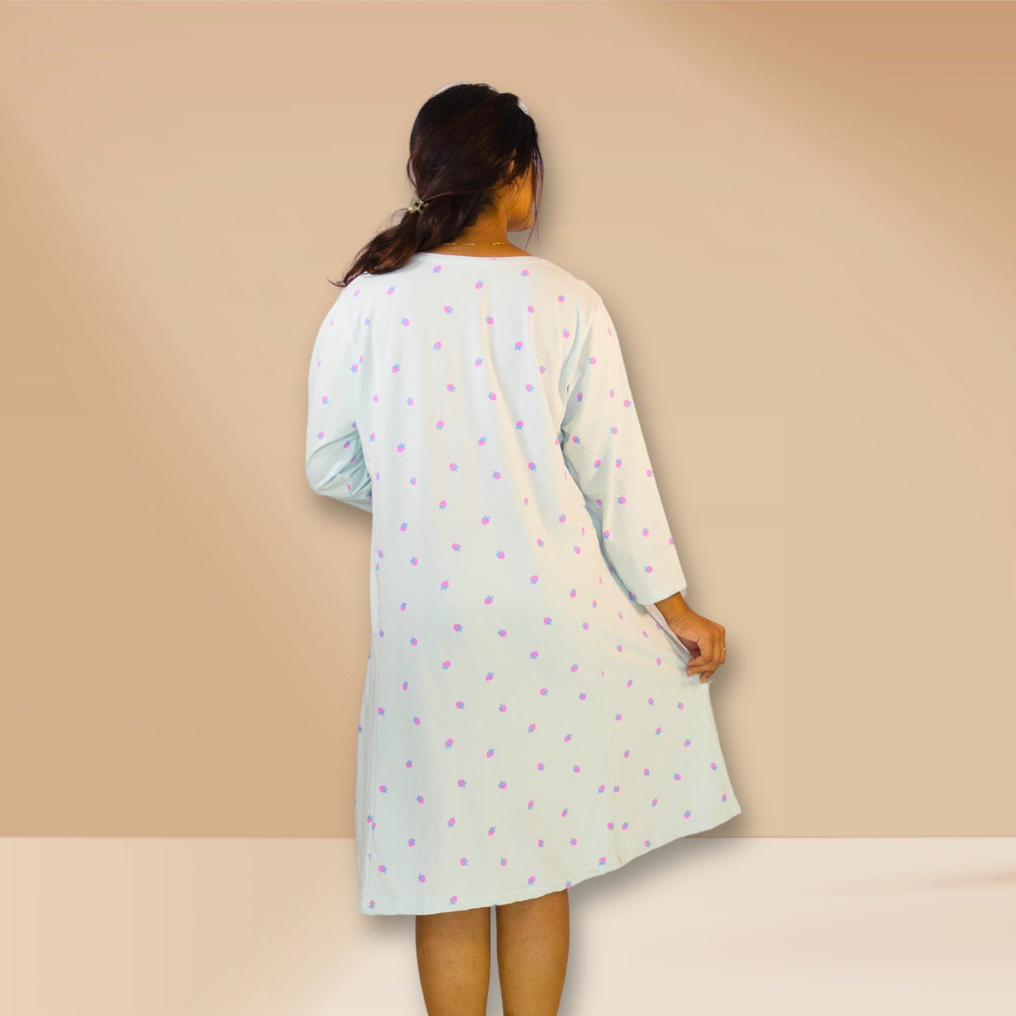 स्ट्रॉबेरी प्रिंट के साथ समुद्री हवा नीला नाइटी