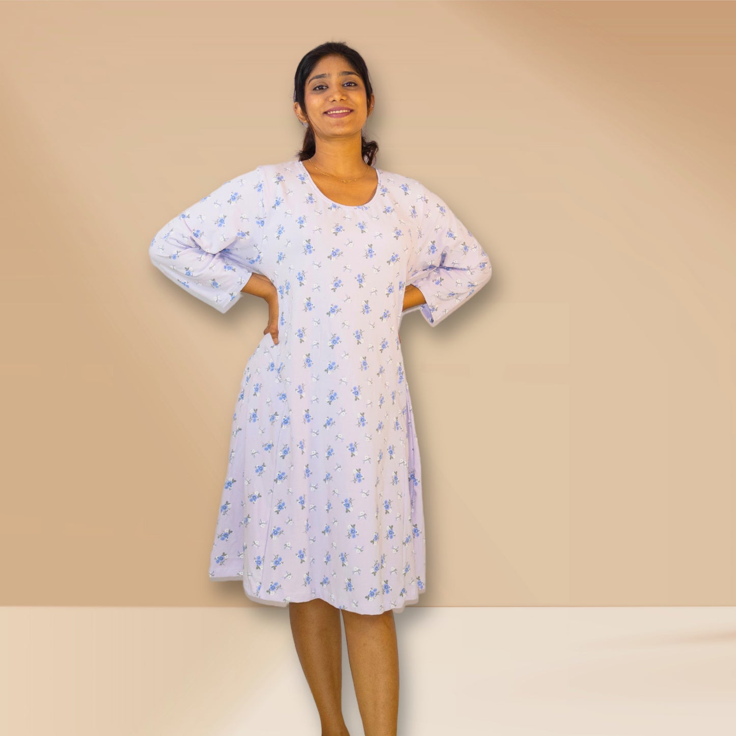 प्रकाश से प्रेरित बकाइन रंग के साथ पुष्प मुद्रित नाइटी।