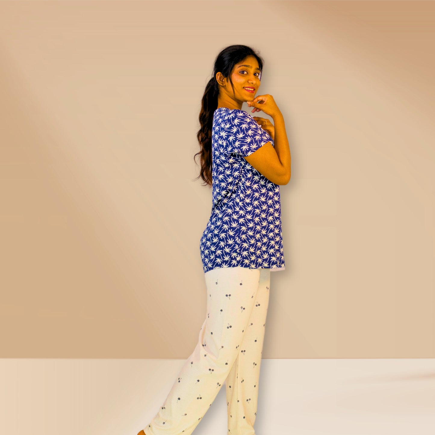 नारियल ग्राफिक्स के साथ गहरे नीले रंग और ऑफ-व्हाइट एम एंड एम नाइट ड्रेस