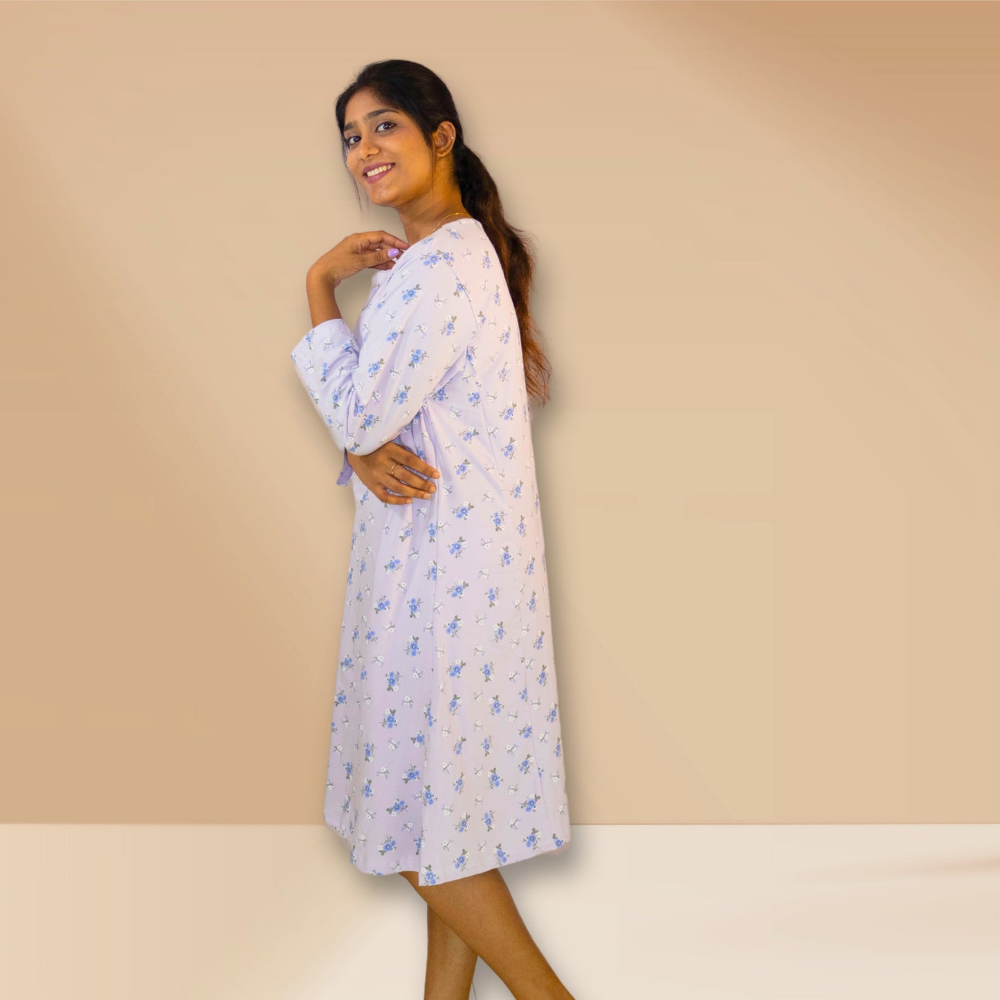 प्रकाश से प्रेरित बकाइन रंग के साथ पुष्प मुद्रित नाइटी।