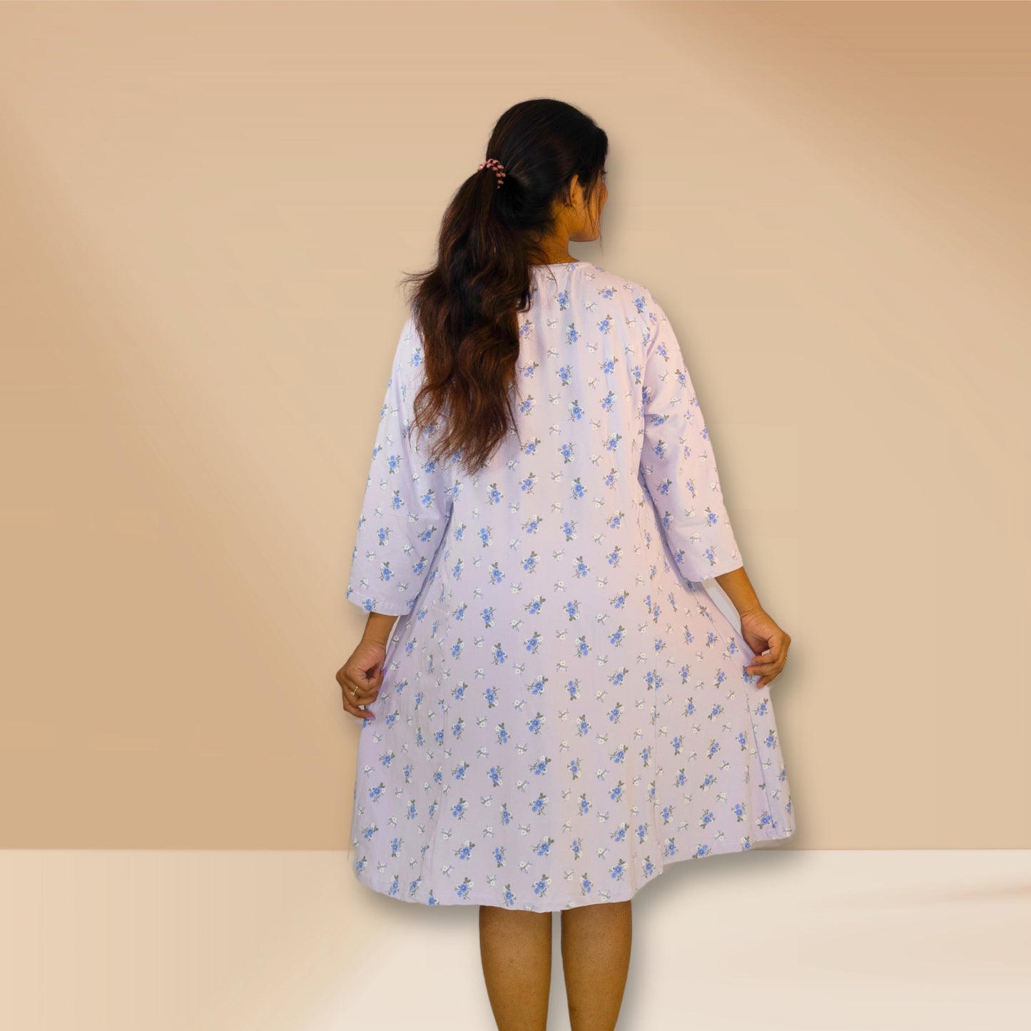 प्रकाश से प्रेरित बकाइन रंग के साथ पुष्प मुद्रित नाइटी।