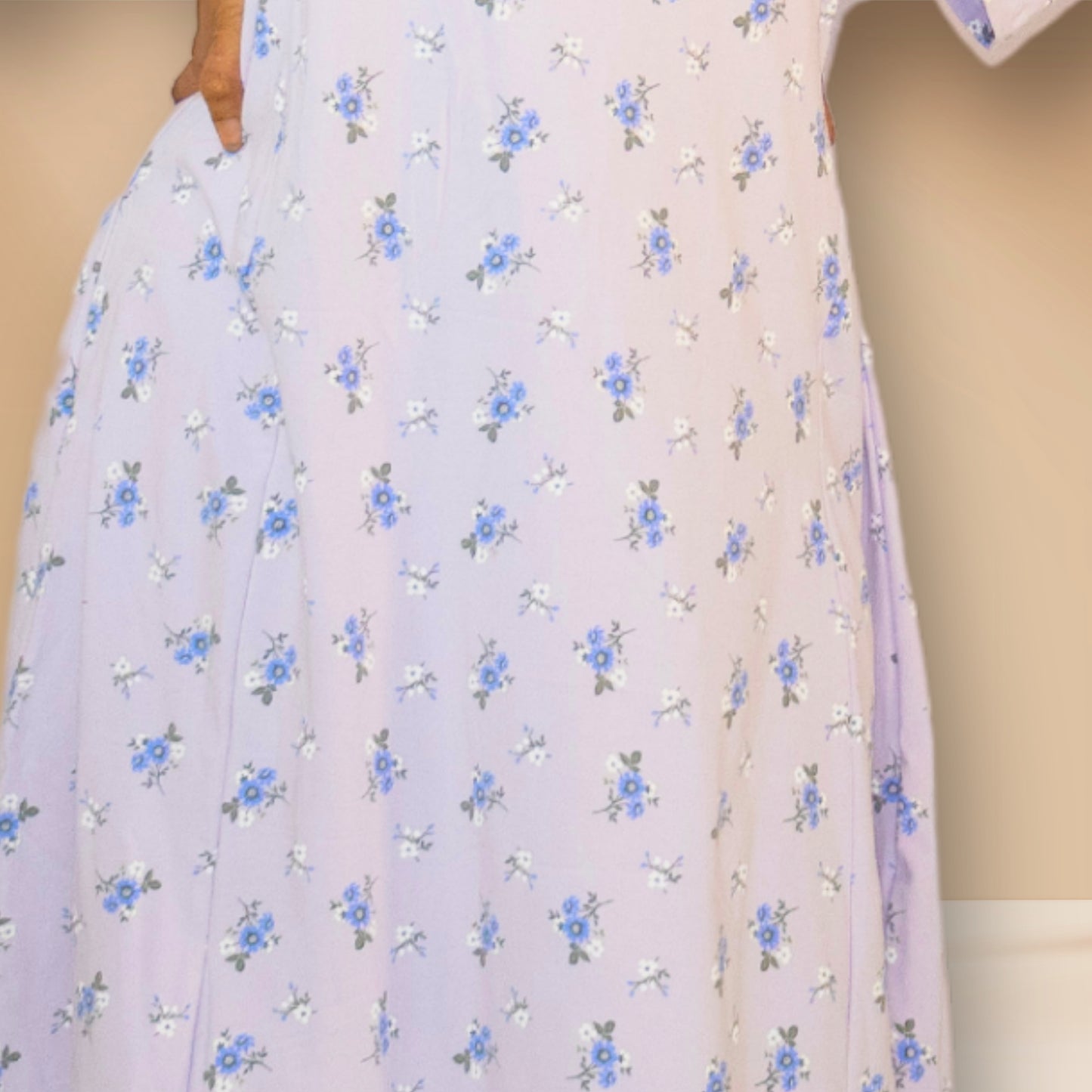 प्रकाश से प्रेरित बकाइन रंग के साथ पुष्प मुद्रित नाइटी।